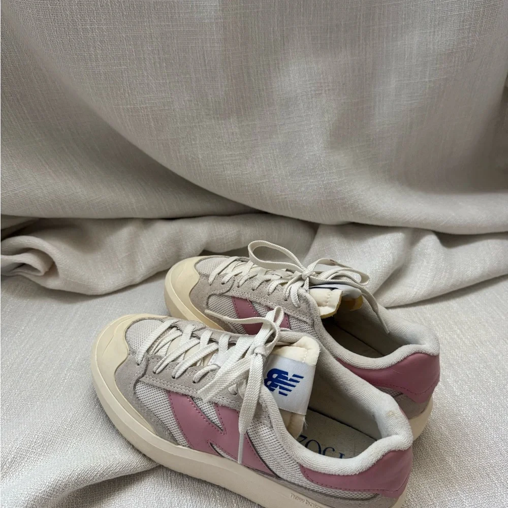 New Balance Women's Sneakers in Cream and Pink - Picture 3 of 3